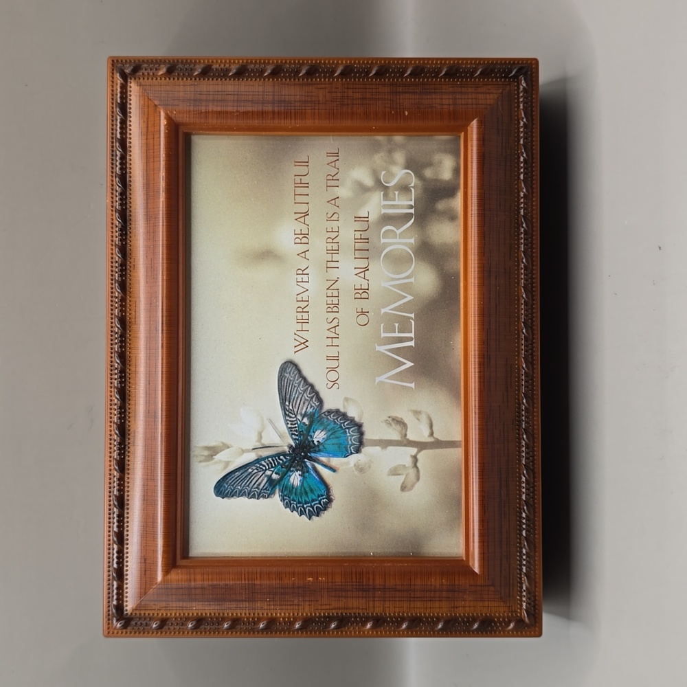 A Trail Of Beautiful Memories Woodgrain Keepsake Music Box Plays Edelweiss